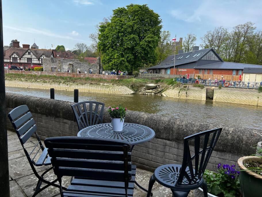 Quirky 1 Bedroom Barn On The River In Arundel Exterior photo