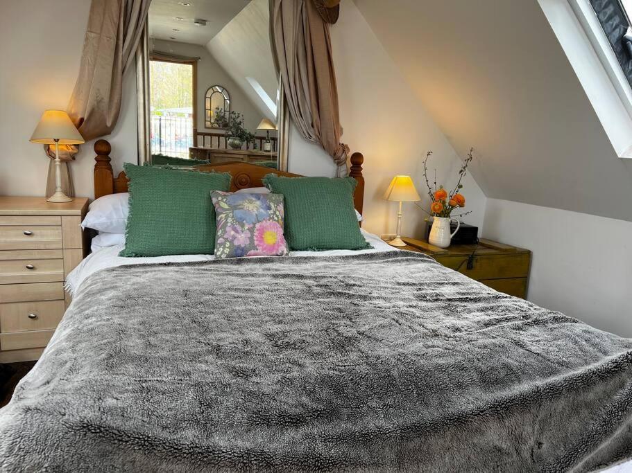 Quirky 1 Bedroom Barn On The River In Arundel Exterior photo