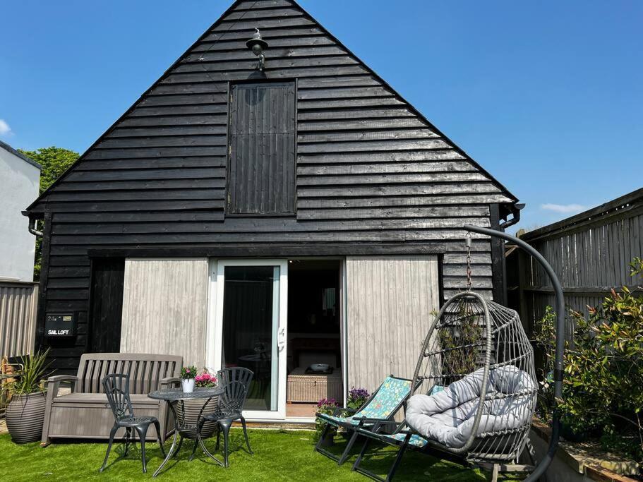 Quirky 1 Bedroom Barn On The River In Arundel Exterior photo