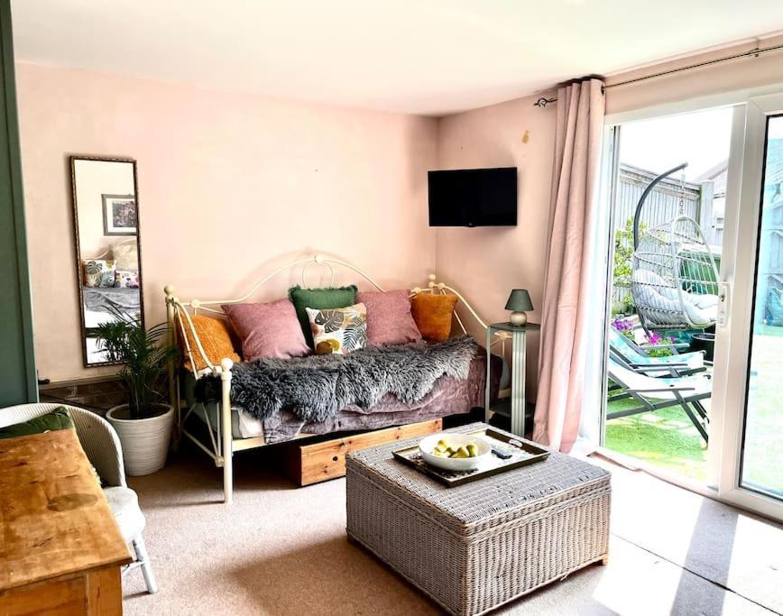 Quirky 1 Bedroom Barn On The River In Arundel Exterior photo